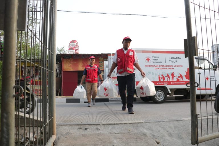 PMI DISTRIBUSIKAN PULUHAN PAKET BANTUAN KORBAN KEBAKARAN