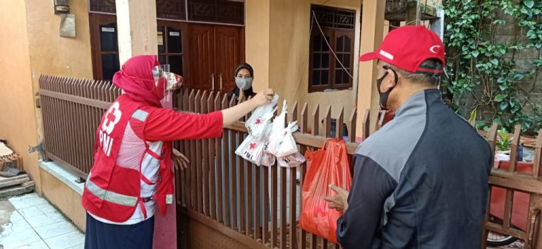 PMI Kota Dumai DAN WARGA BANTU PASIEN ISOLASI MANDIRI