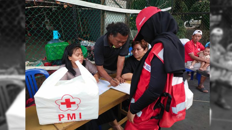 PMI DISTRIBUSIKAN BANTUAN BAGI KORBAN JAYA 65 PULOGADUNG