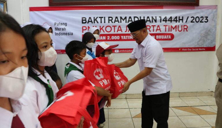 HARI PERTAMA PUASA, PMI BAGIKAN 300 PAKET SANTUNAN BAGI YATIM PIATU & DHUAFA
