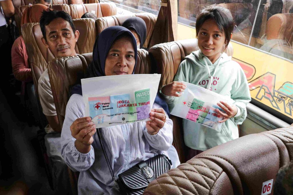 PMI Dumai Bagikan 100 Paket Mudik Kit dan Buka Pos Siaga Lebaran di Terminal Kp. Rambutan