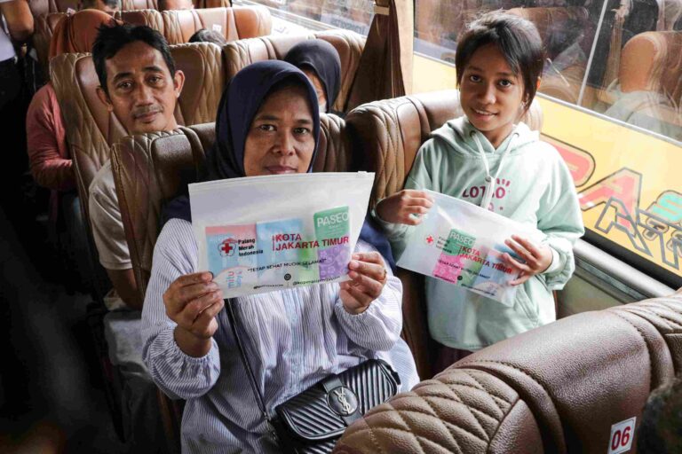 PMI Dumai Bagikan 100 Paket Mudik Kit dan Buka Pos Siaga Lebaran di Terminal Kp. Rambutan