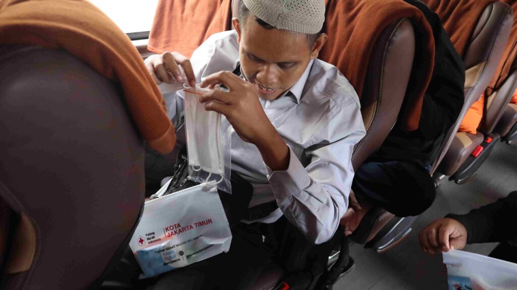 PMI Dumai Berikan 150 Paket Mudik Kit untuk Pemudik Disabilitas Netra