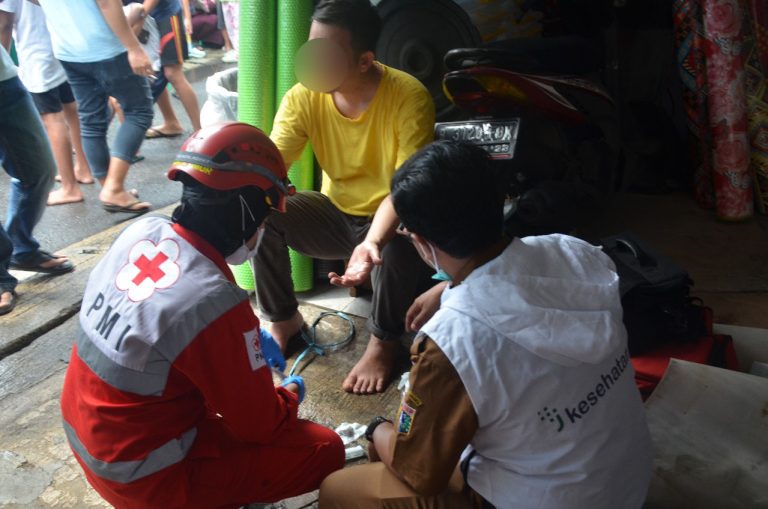 Kebakaran di Pekayon Pasar Rebo, PMI Dumai Berikan Pertolongan Pertama Pada Korban
