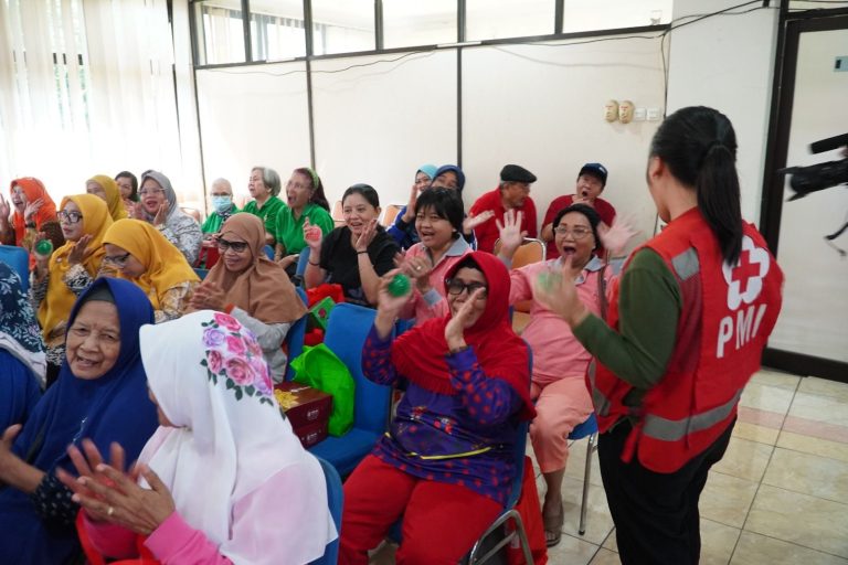 PMI Beri Dukungan Psikososial Pada Program “SENEN SAKTI” Asuhan Terpadu Untuk Lansia