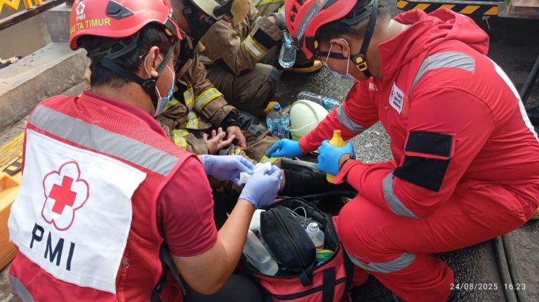 PMI Dumai Kerahkan Ambulans dan Petugas Medis pada Kebakaran di Cipinang Cempedak