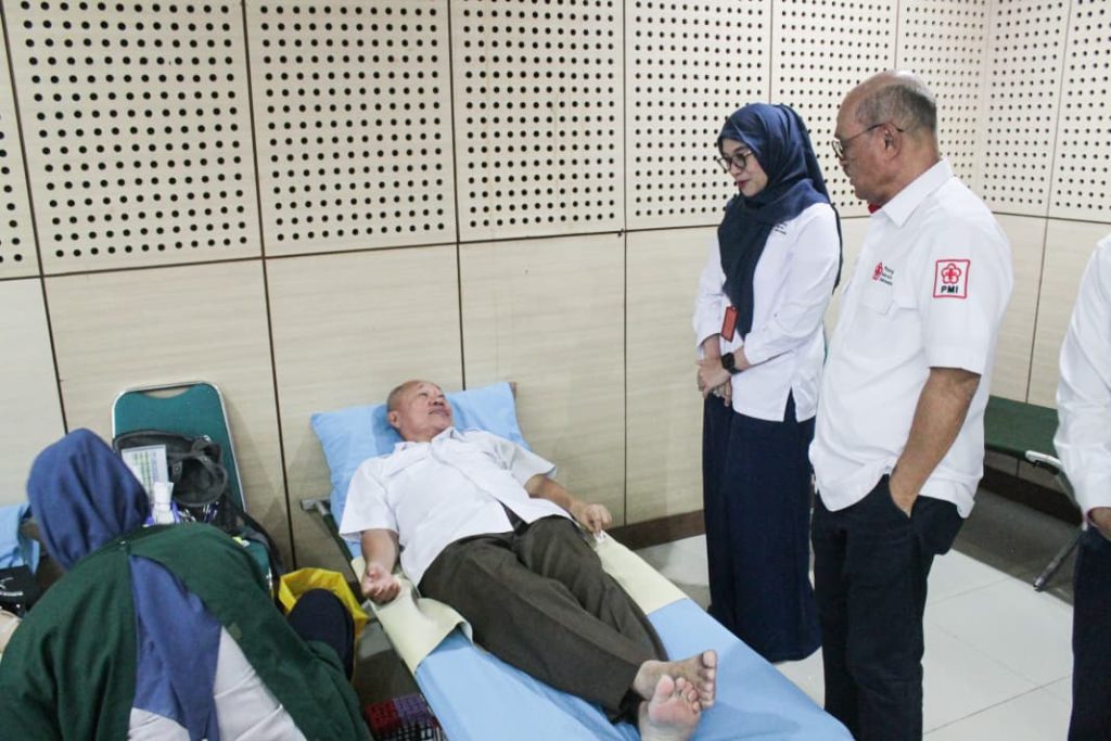 PMI Kota Dumai dukung donor darah ksr pmi unit unj targetkan 500 kantong rektor ikut donor darah