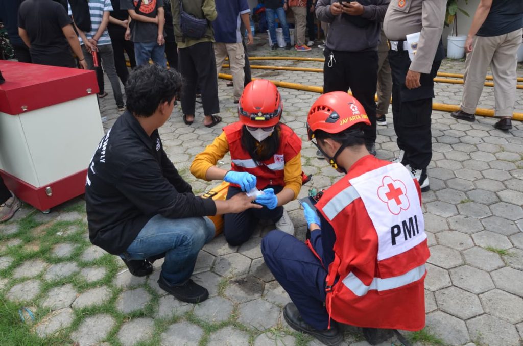 Kebakaran Pabrik Kopi di Matraman PMI Dumai Lakukan Pertolongan Pertama Pada Korban