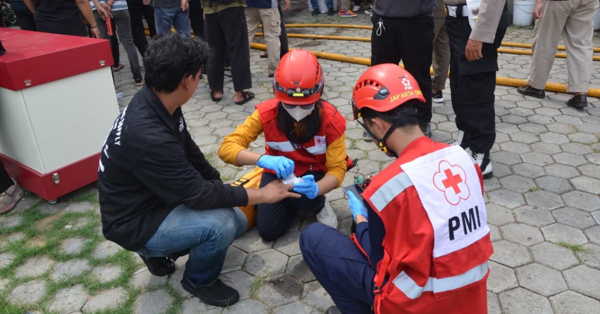 Kebakaran Pabrik Kopi di Matraman PMI Dumai Lakukan Pertolongan Pertama Pada Korban