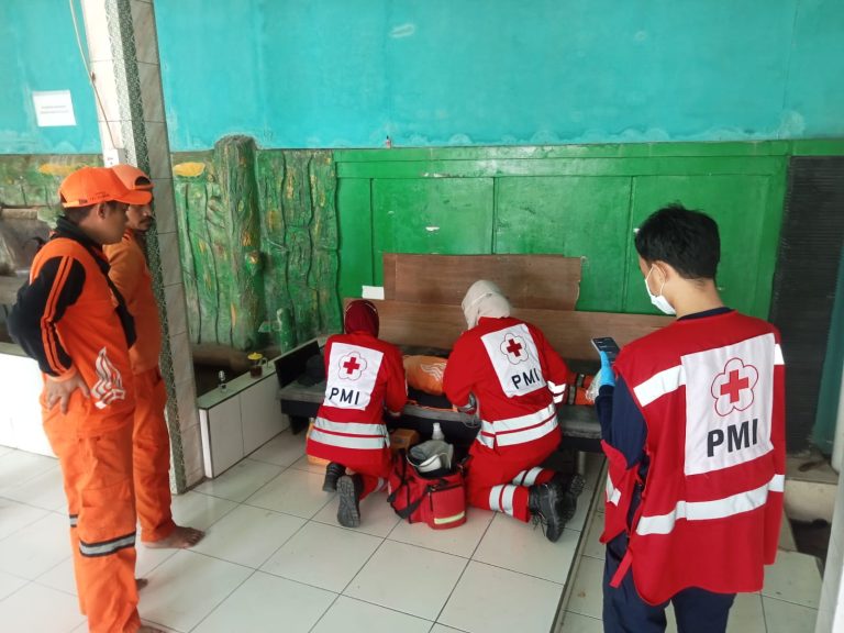 PMI Dumai Tangani Kegawatdaruratan Medis Petugas PPSU di Kelurahan Klender